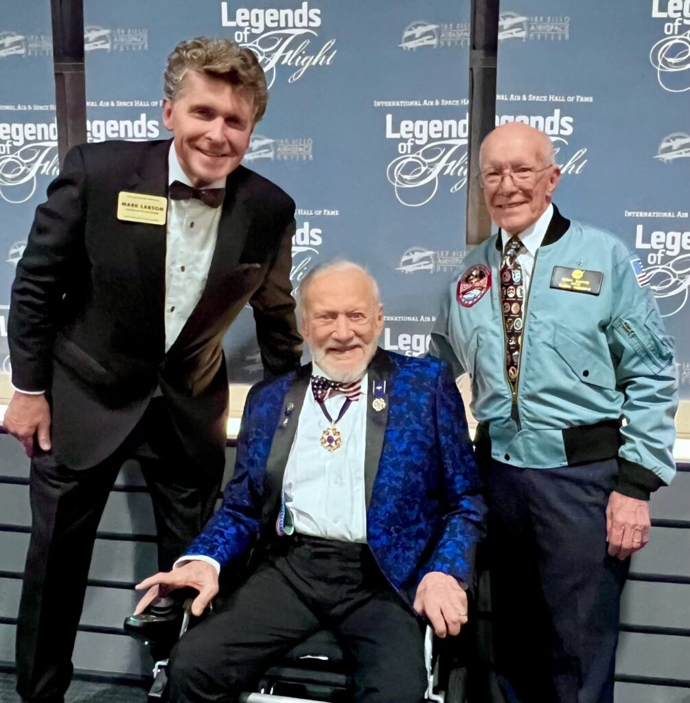 À 93 ans, Buzz Aldrin s'est marié ! Découvrez l'heureuse élue. À 93 ans, Buzz Aldrin s'est marié ! Découvrez l'heureuse élue.