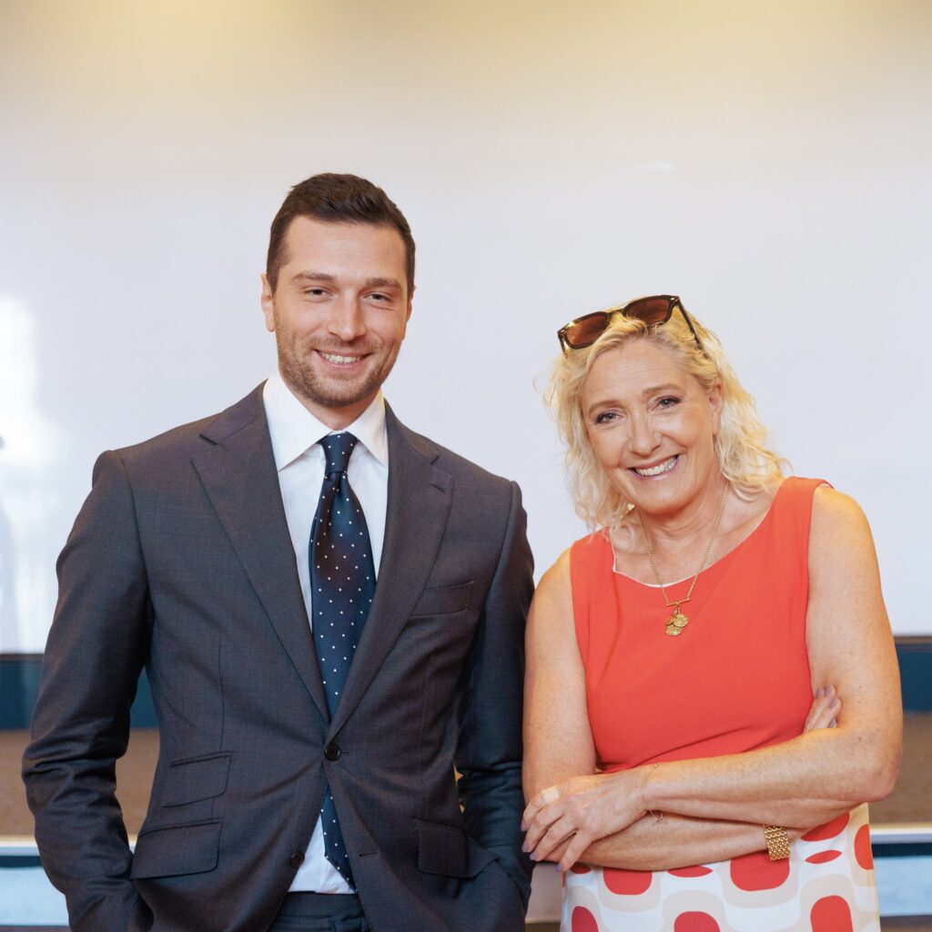 Jordan Bardella en couple ? L'identité de celle qui partage sa vie. Jordan Bardella en couple ? L'identité de celle qui partage sa vie.