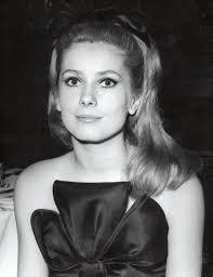 Catherine Deneuve taille